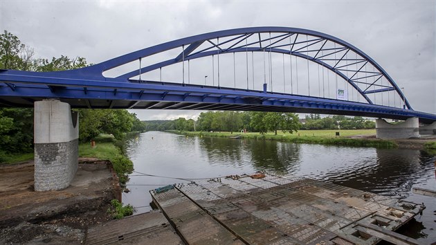 Pod mostem nyní proplují i velké lodě. Labe do Pardubic však splavněné není,... Pod mostem nyní proplují i velké lodě. Labe do Pardubic však splavněné není,...