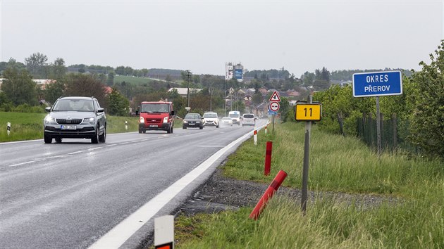 Pohled na úsek přetížené silnice I/55 u obce Kokory na pomezí Olomoucka a Přerovska, který byl loni na základě statistik zařazen mezi rizikové. Pohled na úsek přetížené silnice I/55 u obce Kokory na pomezí Olomoucka a Přerovska, který byl loni na základě statistik zařazen mezi rizikové.