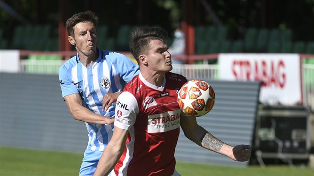 Michal Stříž (vlevo) z Prostějova a Pavel Zifčák z Pardubic bojují o míč. Michal Stříž (vlevo) z Prostějova a Pavel Zifčák z Pardubic bojují o míč.