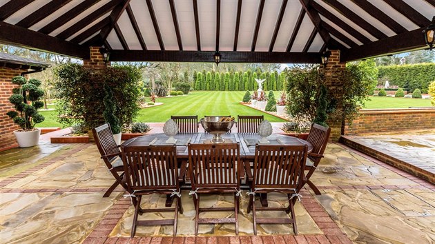 Dům Chalfont Manor v anglickém hrabství Buckinghamshire je na prodej v přepočtu... Dům Chalfont Manor v anglickém hrabství Buckinghamshire je na prodej v přepočtu...