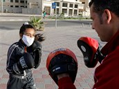 Palestinsk trenr boxu Osama Ayob pi poulinm trninku v Gaze s jednou ze...