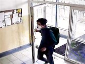 Muž osahával jedenáctiletou dívku ve výtahu, pátrá po něm policie Muž osahával jedenáctiletou dívku ve výtahu, pátrá po něm policie
