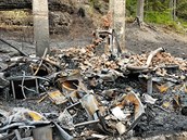 Památkáři se poprvé vydali k vyhořelým chatám Památkáři se poprvé vydali k vyhořelým chatám