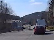 Řidič předvedl zběsilou jízdu kolem silničního ostrůvku Řidič předvedl zběsilou jízdu kolem silničního ostrůvku