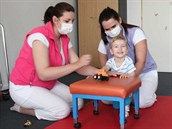 Mezi prvními dětmi, kterým stát hradí nákladnou léčbu následků mozkové obrny,... Mezi prvními dětmi, kterým stát hradí nákladnou léčbu následků mozkové obrny,...