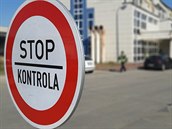 Policisté kontrolují řidiče na česko-slovenské hranici. Policisté kontrolují řidiče na česko-slovenské hranici.