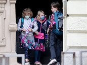 Do základních škol se znovu nahrnuli žáci. V Brně v Rašínově ulici museli řešit... Do základních škol se znovu nahrnuli žáci. V Brně v Rašínově ulici museli řešit...