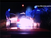 Mladík si vyměnil řízení s opilou dívkou a chtěl hlídce ujet. Mladík si vyměnil řízení s opilou dívkou a chtěl hlídce ujet.
