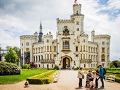 Turisté jsou zpátky na zámku Hluboká. (květen 2020) Turisté jsou zpátky na zámku Hluboká. (květen 2020)