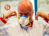 Jednatel firmy Syscae Václav Čížek ukazuje masku, kterou vyvinuli v Českých... Jednatel firmy Syscae Václav Čížek ukazuje masku, kterou vyvinuli v Českých...