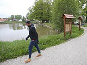 V humpoleckém rybníku Dvorák zatím není voda, v níž by se dalo koupat. To by se... V humpoleckém rybníku Dvorák zatím není voda, v níž by se dalo koupat. To by se...