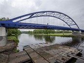 Pod mostem nyní proplují i velké lodě. Labe do Pardubic však splavněné není,... Pod mostem nyní proplují i velké lodě. Labe do Pardubic však splavněné není,...