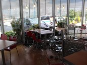 Řidič se při nájezdu k benzince u dálnice lekl a sešlápl plyn, vůz následně... Řidič se při nájezdu k benzince u dálnice lekl a sešlápl plyn, vůz následně...