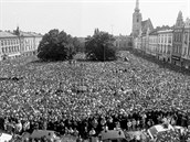 Pohled na zaplněné prostějovské náměstí během návštěvy Václava Havla ve městě... Pohled na zaplněné prostějovské náměstí během návštěvy Václava Havla ve městě...