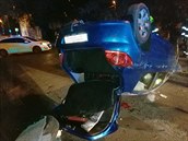 K automobilu převrácenému na střechu vyjížděli v neděli večer pražští... K automobilu převrácenému na střechu vyjížděli v neděli večer pražští...