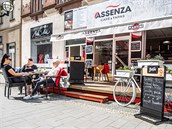 Po koronavirové pauze se zase otevřely zahrádky hradeckých restaurací (11. 5.... Po koronavirové pauze se zase otevřely zahrádky hradeckých restaurací (11. 5....