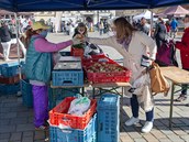 Letošní farmářské trhy v Plzni odstartovaly o měsíc později. Zájem o regionální... Letošní farmářské trhy v Plzni odstartovaly o měsíc později. Zájem o regionální...