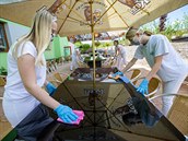 Po téměř třech měsících mohou příbuzní navštívit své blízké v domovech pro... Po téměř třech měsících mohou příbuzní navštívit své blízké v domovech pro...