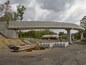 Nová lávka pro pěší a cyklisty roste u Kamenného rybníka v Plzni. Její... Nová lávka pro pěší a cyklisty roste u Kamenného rybníka v Plzni. Její...