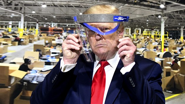 Americk prezident Donald Trump pi nvtv Ford Motor Company v Ypsilanti (21. kvtna 2020)