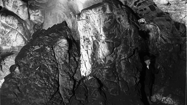 Vdci nalezli v Hlavnm dmu Kateinsk jeskyn v Moravskm krasu nejstar kresbu v esku, na mst je u 7 tisc let. Fotografie z archivu Univerzity Palackho v Olomouci ukazuje kmen pezdvan Mozek, snmek podil ve 20. letech 20. stolet moravsk krasov badatel Karel Absolon.