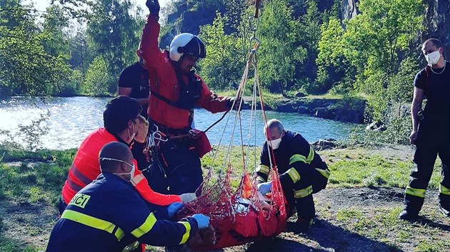 Dvku, kter se ztila ve skalch zatopenho lomu Letinka, transportoval do nemocnice vrtulnk.