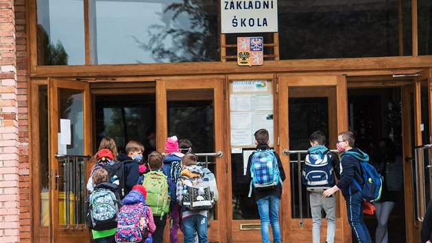 Po více než dvou měsících se děti vracejí do škol. Na snímku ZŠ Dřevnická ve Zlíně. (25. května 2020)