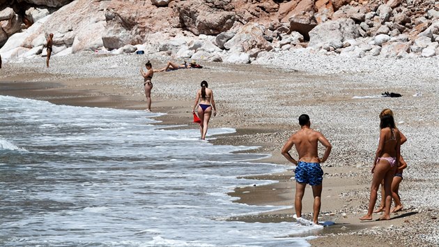 Lid na pi v ernohorskm letovisku Budva. (13. kvtna 2020)