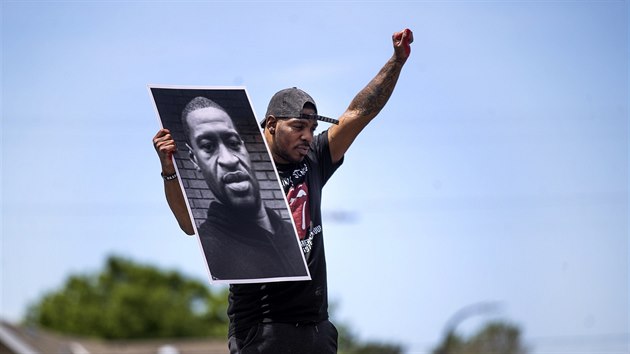 Protesty proti policejn brutalit, na jej nsledky zemel zatkan ernoch George Floyd, zachvtily adu americkch mst. Snmek je z Minneapolisu. (29. kvtna 2020)