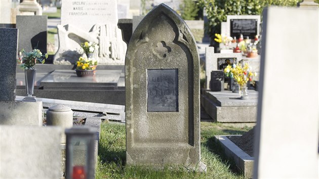 Deska s nápisem oznamuje, že pod tímto náhrobkem na hřbitově v Přibyslavi odpočívají čtyři pruští vojáci, oběti cholery z roku 1866.