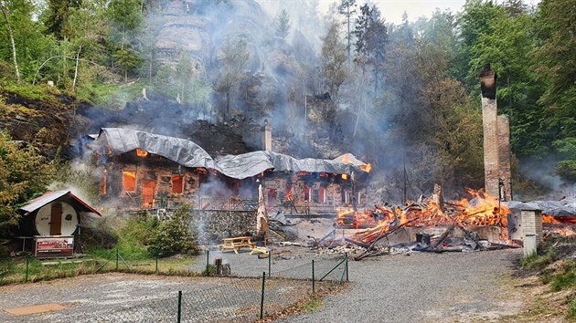 V Nrodnm parku esk vcarsko ho historick chaty Na Tokn. (22. kvtna 2020)