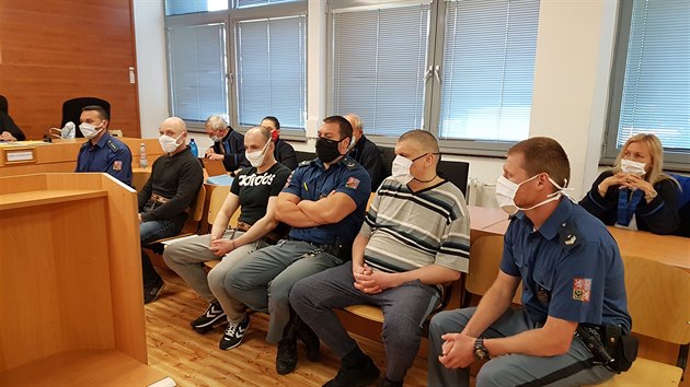 Pro pětici obžalovaných Litevců státní zástupkyně navrhuje tresty v rozmezí od 6 do 9,5 let. Litevci před ústeckým krajským soudem 27. května 2020.