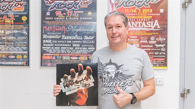 Ředitel metalového festivalu Masters of Rock ve Vizovicích Jiří Daron ukazuje obal desky British Steel od kapely Judas Priest, která je hlavním tahákem známé vizovické hudební přehlídky. Ta se kvůli koronavirové pandemii musela přesunout na červenec 2021.