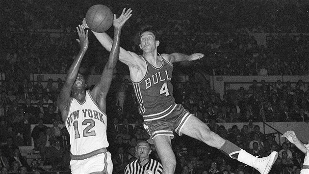 Jerry Sloan (4) v dresu Chicago Bulls a Dick Barnett (12) z New York Knicks bojuj na snmku z roku 1968 o doskok. V pozad rozhod eskoslovenskho pvodu Earl Strom.