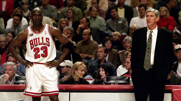 Jerry Sloan (vpravo) vedl Utah Jazz i pi finle NBA v roce 1998, bohuel pro nj stl na druh stran Michael Jordan a Chicago Bulls.