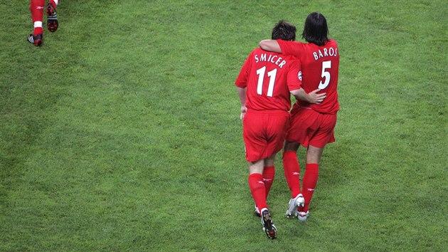 Vladimr micer a Milan Baro slav triumf Liverpoolu v Lize mistr v roce 2005.