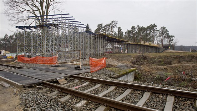 Výstavba lávky u Kamenného rybníka v Plzni. Snímek je z ledna 2020.