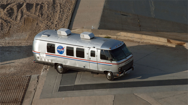 Vozidlo Astrovan uren pro dopravu posdek raketopln na startovn rampu.