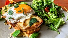 Croque Madame se salátem Croque Madame se salátem