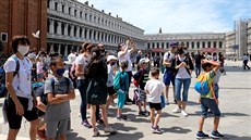 Benátky jsou známé masovým turismem.