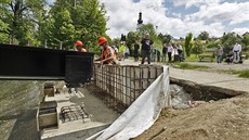 Jeřáb položil ocelový nosník nové lávky přes řeku Sázavu ve Žďáře nad Sázavou. Jeřáb položil ocelový nosník nové lávky přes řeku Sázavu ve Žďáře nad Sázavou.