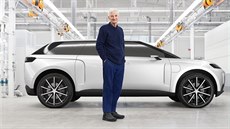 James Dyson a prototyp jeho elektromobilu James Dyson a prototyp jeho elektromobilu