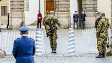 Turisté mohou po odvolání opatření do areálu Pražského hradu. Stále musejí... Turisté mohou po odvolání opatření do areálu Pražského hradu. Stále musejí...