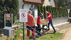 Majitel pozemku, na kterém vede obecní cesta, průchod uzavřel. Spolek si našel... Majitel pozemku, na kterém vede obecní cesta, průchod uzavřel. Spolek si našel...