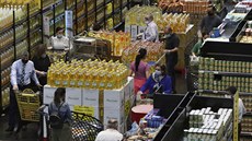 Lidé nakupují zásoby potravin v supermarketu v libanonském Bejrútu. (13. května... Lidé nakupují zásoby potravin v supermarketu v libanonském Bejrútu. (13. května...