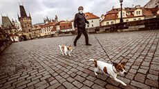 Karlův most bez turistů. Před pár týdny něco tak nepředstavitelného se stalo v... Karlův most bez turistů. Před pár týdny něco tak nepředstavitelného se stalo v...