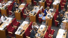 Pražští zastupitelé seděli při jednání odděleni plexiskly na ochranu proti... Pražští zastupitelé seděli při jednání odděleni plexiskly na ochranu proti...
