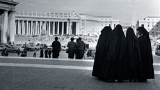 Svatopetrské náměstí ve Vatikánu v první polovině 60. let minulého století. Svatopetrské náměstí ve Vatikánu v první polovině 60. let minulého století.