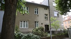 Podivín se zálibou v v třaskavinách bydlel ve třetím patře řadového domu na... Podivín se zálibou v v třaskavinách bydlel ve třetím patře řadového domu na...