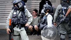 Policisté zatýkají v Hongkongu jednoho z protestujících proti novému zákonu o... Policisté zatýkají v Hongkongu jednoho z protestujících proti novému zákonu o...
